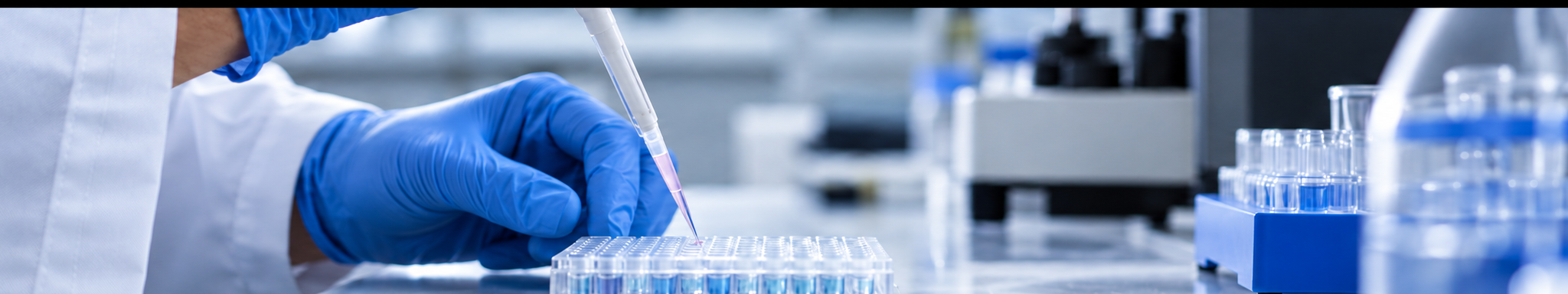 Behandschuhte Hand bei der Arbeit mit einer Pipette und Laborproben